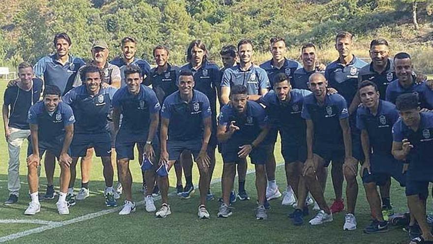 La plantilla del Atlético Baleares, junto al cuerpo técnico y la directiva, en el campo anexo al hotel de Mijas donde se hospedan.