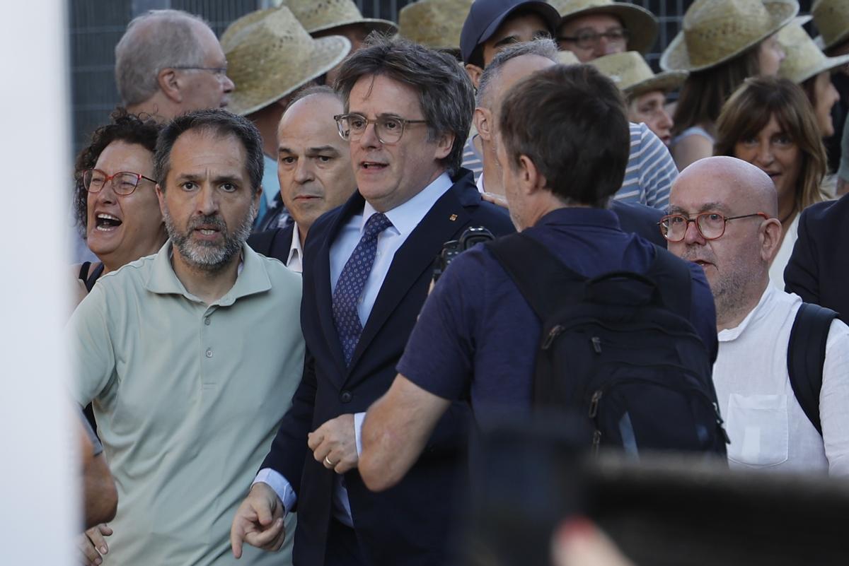 Puigdemont desaparece tras su discurso y los líderes de Junts se desplazan en comitiva al Parlament