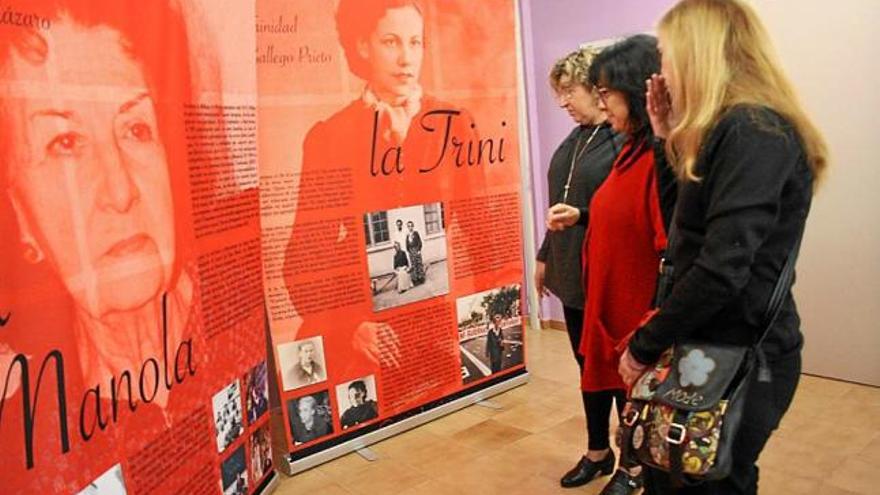 Integrant de Dones Solidàries del Bages visitant l&#039;exposició, ahir