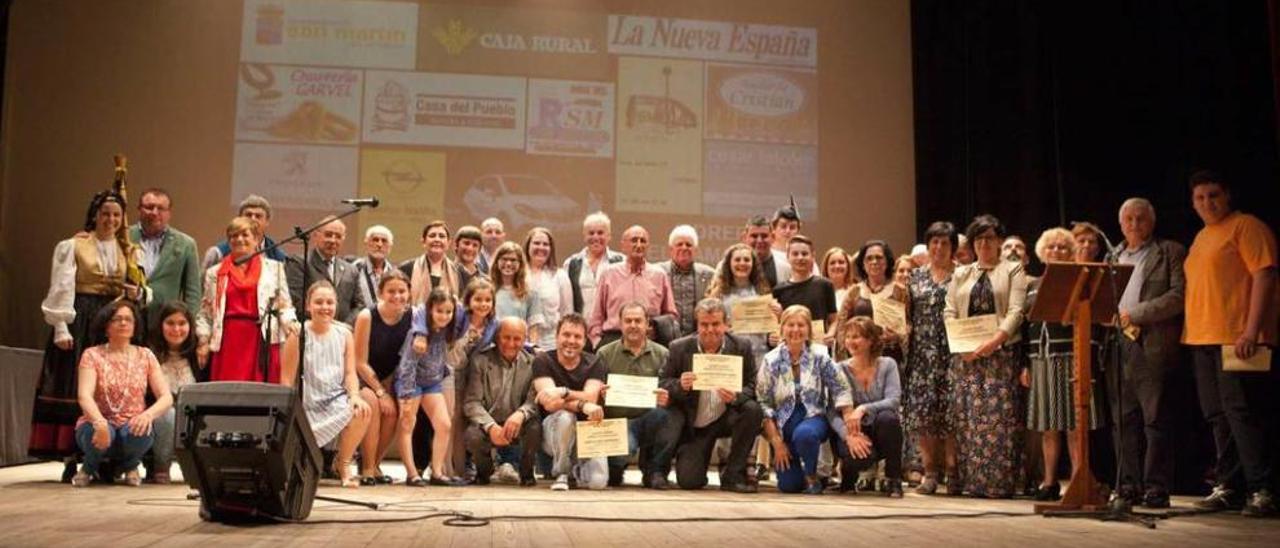 Los ganadores, con los organizadores y autoridades en la gala de entrega de premios.