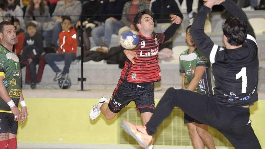 Imagen de un partido anterior del equipo rojinegro en el Lalín Arena. // Bernabé