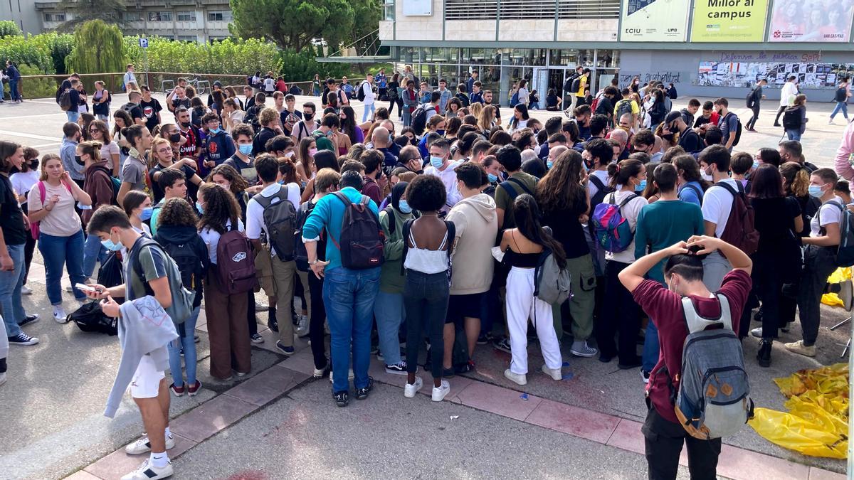 Els campus, només per a ‘botellons’