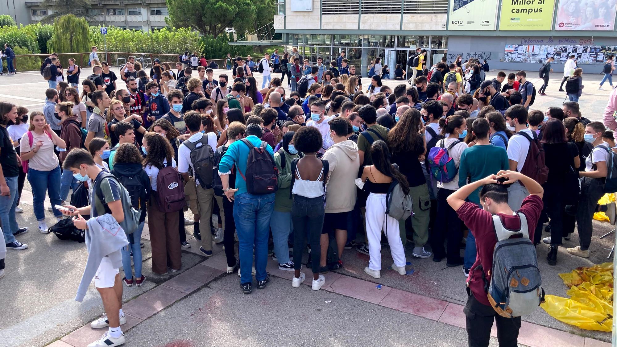 Concentración de grupos antifascistas en torno a un punto informativo de Se acabó en la plaza Cívica de la UAB.