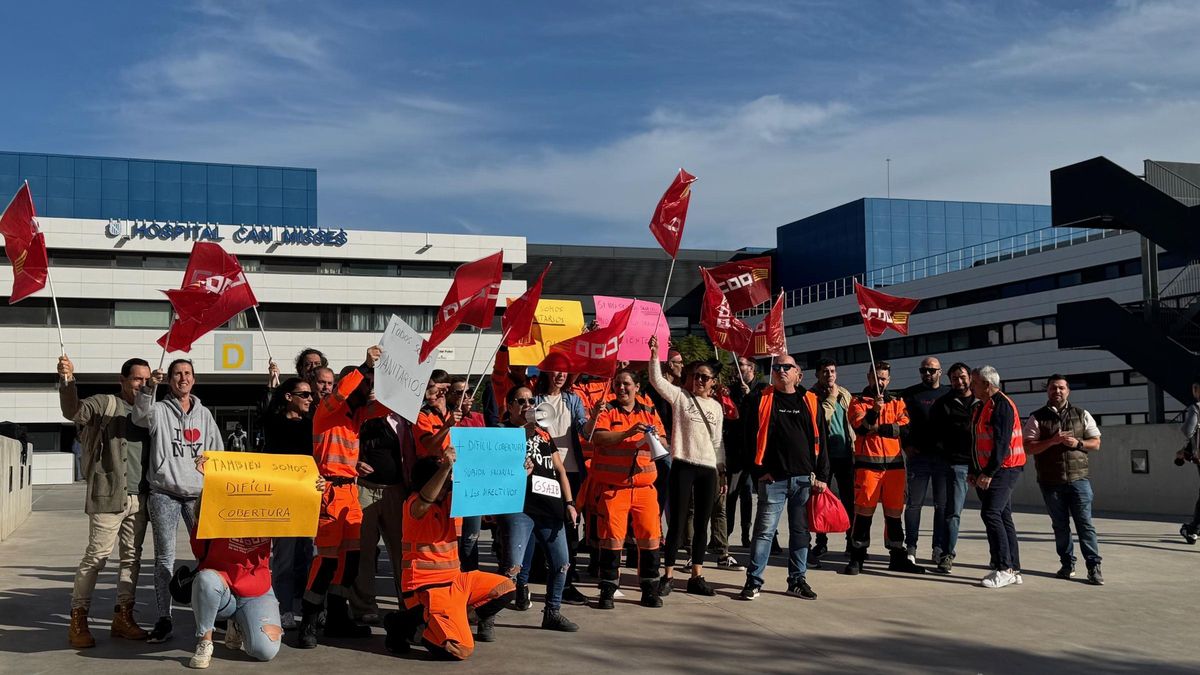 Imagen de archivo de técnicos del transporte sanitario durante una protesta frente al Hospital Can Misses
