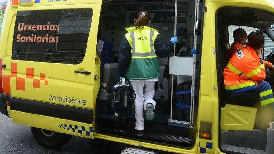 La doctora del PAC, ayer, saliendo en ambulancia a una urgencia en Moaña. // Gonzalo Núñez