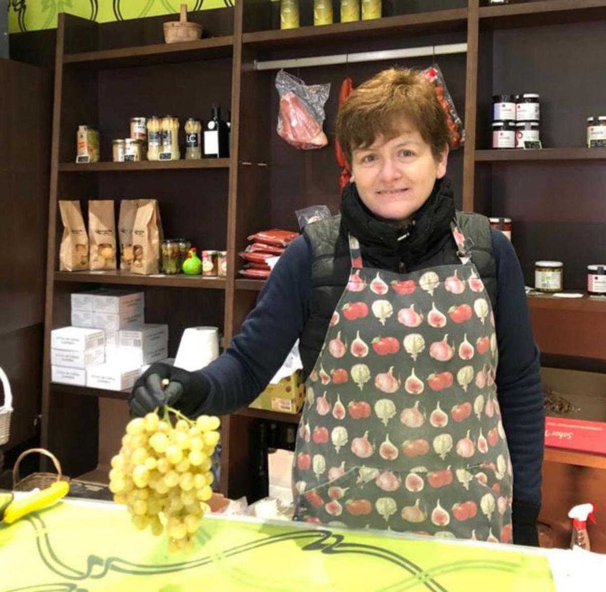 Begoña Barcala, al frente de la frutería Castelao.   | //N.C.