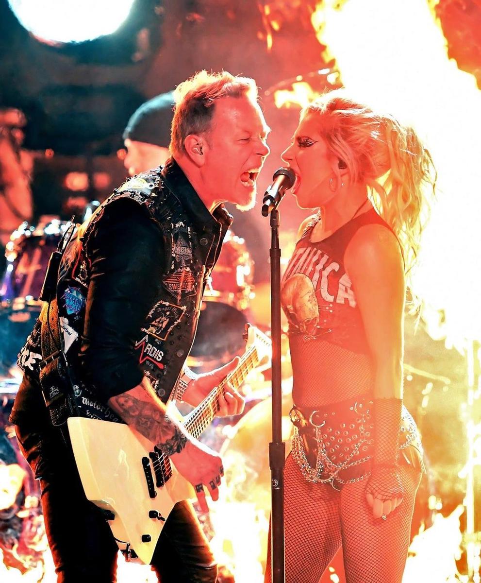 Lady Gaga y James Hetfield sobre el escenario
