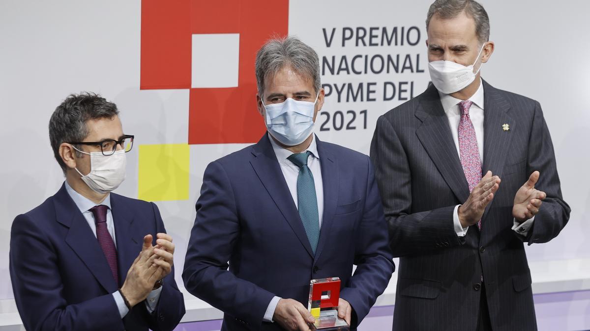 El rey entrega a Santiago Romero, director general de Teiga TMI, uno de los galardones de la V edición del Premio Nacional Pyme del Año.