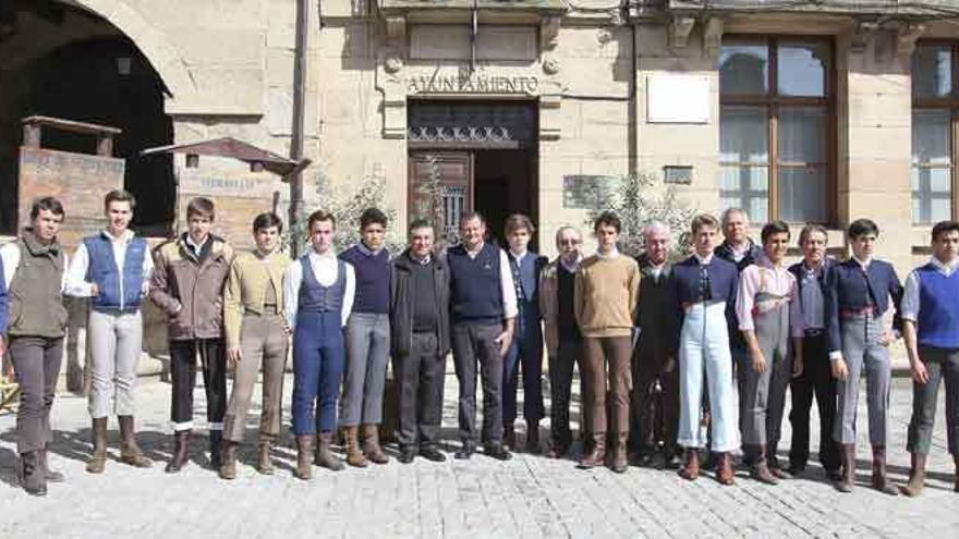 Los novilleros, antes de la tienta, posan con el presidente del Foro Taurino, el alcalde de Fermoselle y otras autoridades de la localidad.