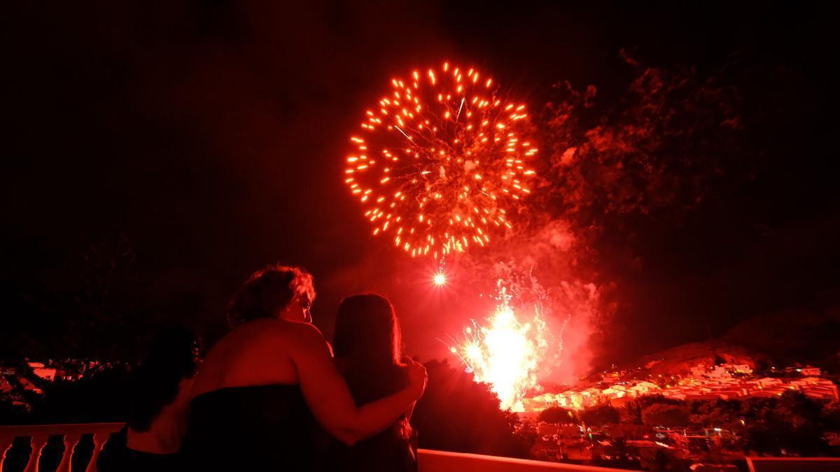 San Lorenzo hace florecer el cielo de Las Palmas de Gran Canaria con 504 kilos de pólvora