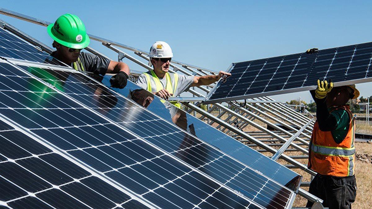 Archivo - Instalación de paneles solares