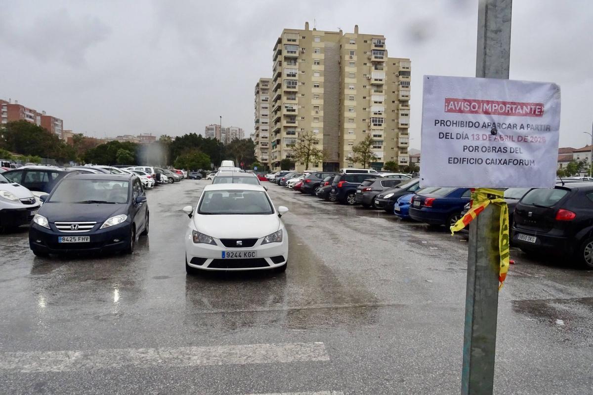 Carteles prohíben aparcar en la parcela donde se construirá el CaixaForum a partir del 12 de abril