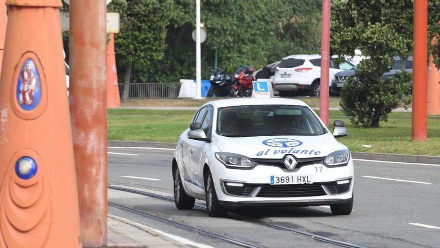 Un coche de autoescuela durante una clase práctica en A Coruña.