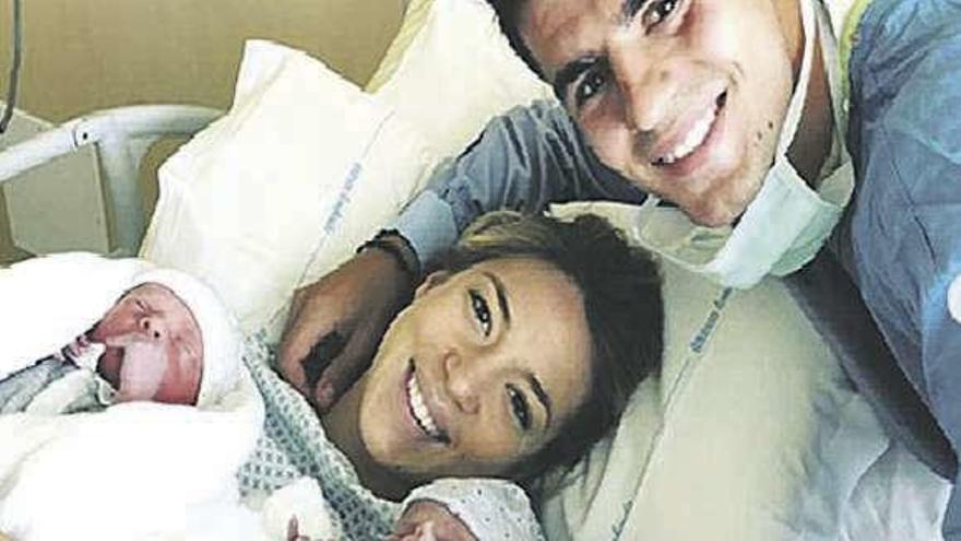 Álvaro Morata y Alice Campello, con sus hijos.