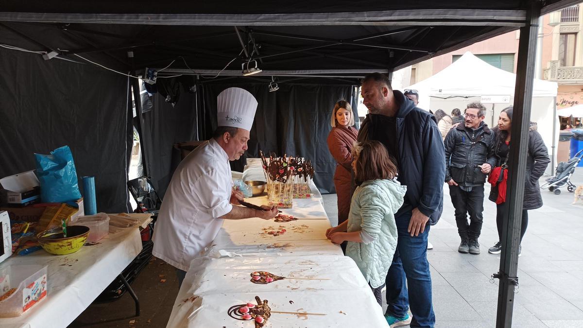 El taller de piruletes de xocolata instal·lat a la Rambla.