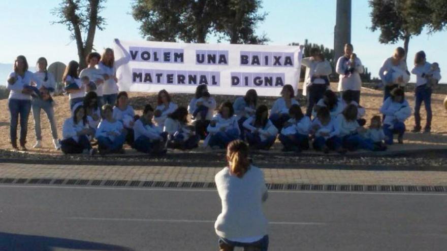 Fotografia reivindicativa a Cassà per reclamar baixes maternals més llargues