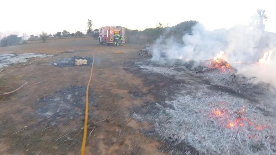 Los bomberos de Ibiza extinguen un incendio en Puig d&#039;en Valls