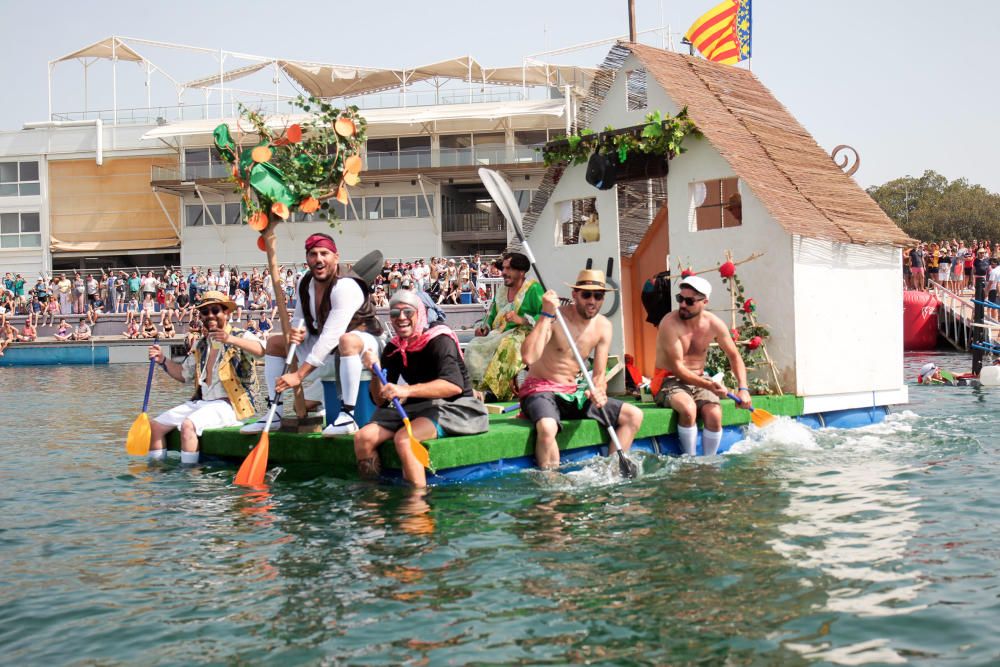 Regata de barcos locos en La Marina de València