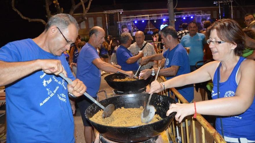 Un momento de la elaboración de las migas.