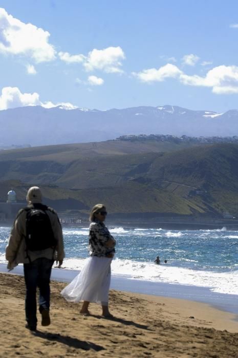 NIEVE EN LA CUMBRE DESDE LA PLAYA DE LAS CANTERAS