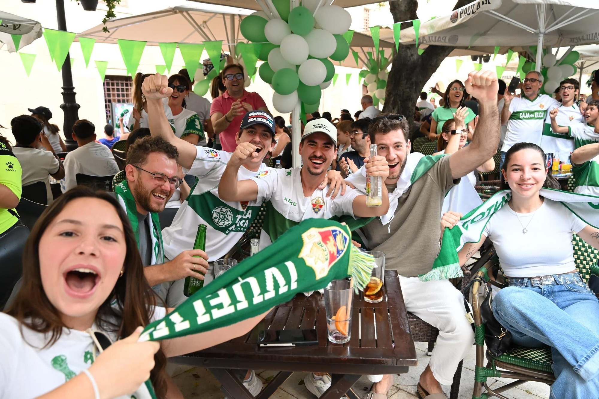 Nervios a flor de piel en el centro de Elche  y en los aledaños del Martínez Valero para ver el partido