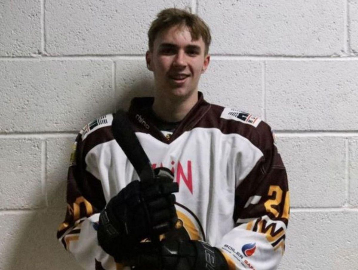 El joven jugador de hockey sobre hielo Gary Kelly. | INSTAGRAM @OFFICIALWHITLEYWARRIORS