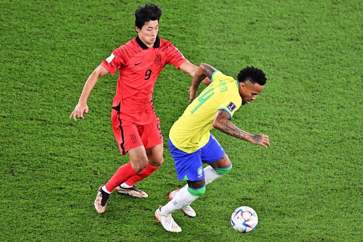 Doha (Qatar), 05/12/2022.- Eder Militao of Brazil (R) in action against Cho Gue-sung of South Korea during the FIFA World Cup 2022 round of 16 soccer match between Brazil and South Korea at Stadium 974 in Doha, Qatar, 05 December 2022. (Mundial de Fútbol, Brasil, Corea del Sur, Catar) EFE/EPA/Noushad Thekkayil