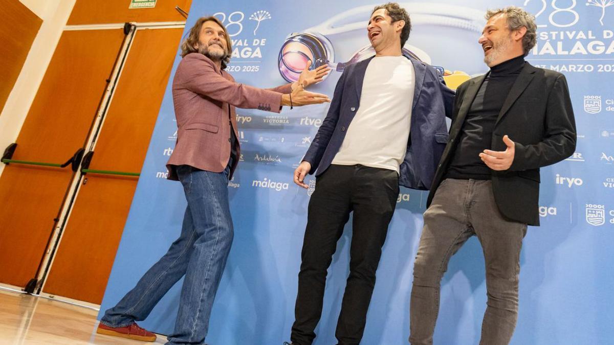 Salva Reina, con miembros del equipo de «La vida por detrás», en el Rectorado de la UMA.