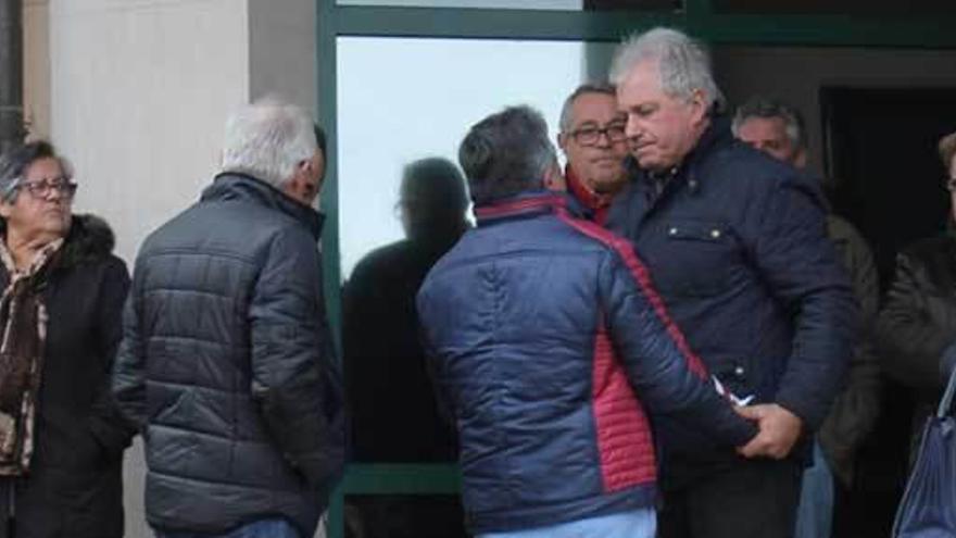 Juan José Solares, padre del fallecido, recibiendo ayer las condolencias de una de las muchas personas que pasaron por el velatorio en la Pola.