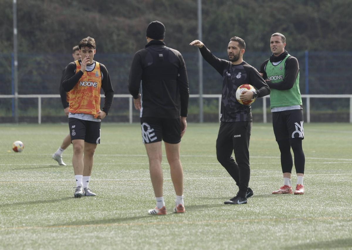 Dani Vidal da instrucciones a Gete, Christian Rivera (de espaldas) y Kevin Bautista