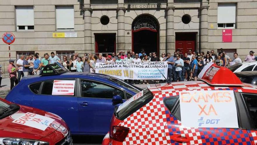 Protesta de profesores de autoescuelas por la huelga de examinadores, en Ourense. // Jesús Regal