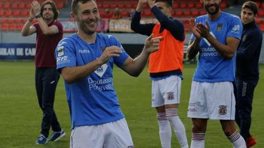 Jugadores y técnico celebran ayer la victoria con la afición. // Fdv