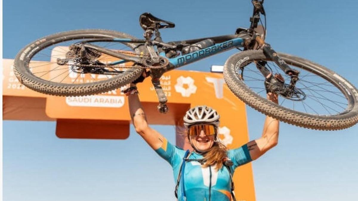 Ariadna Ródenas levanta la bicicleta como vencedora de la Titan Desert de Arabia Saudita