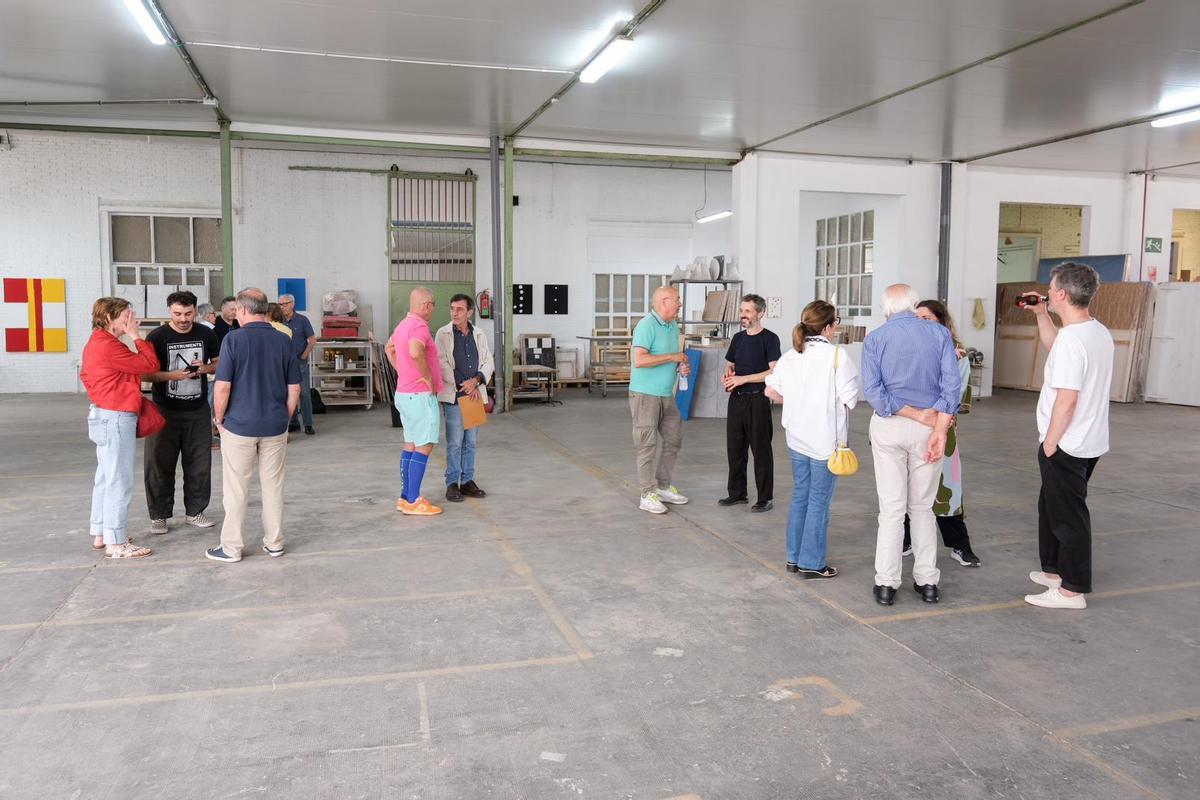 Visita de galeristas al Estudi Bonavista, que acoge a cinco pintores de vanguardia.