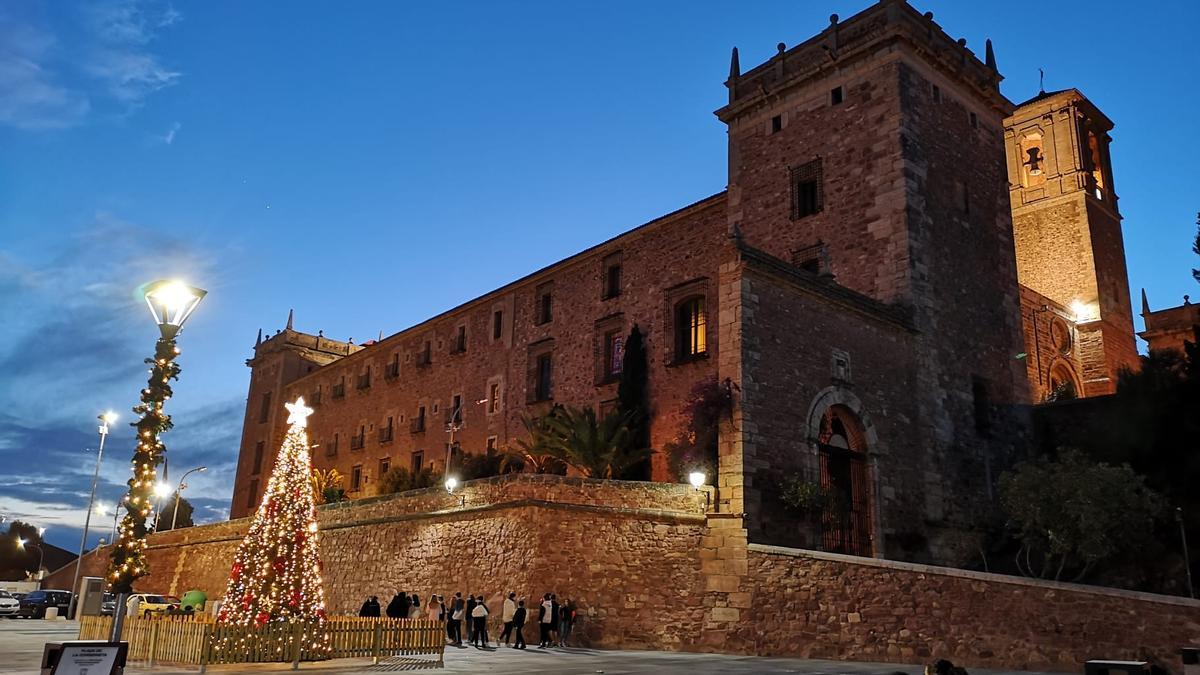 Árbol de Navidad en la plaza de la Conserveta.