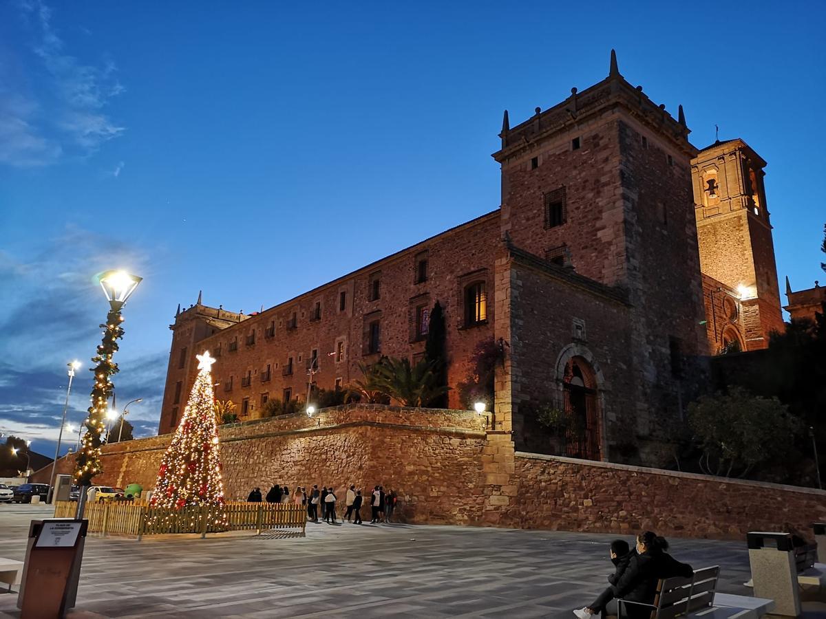 Árbol de Navidad en la plaza de la Conserveta.