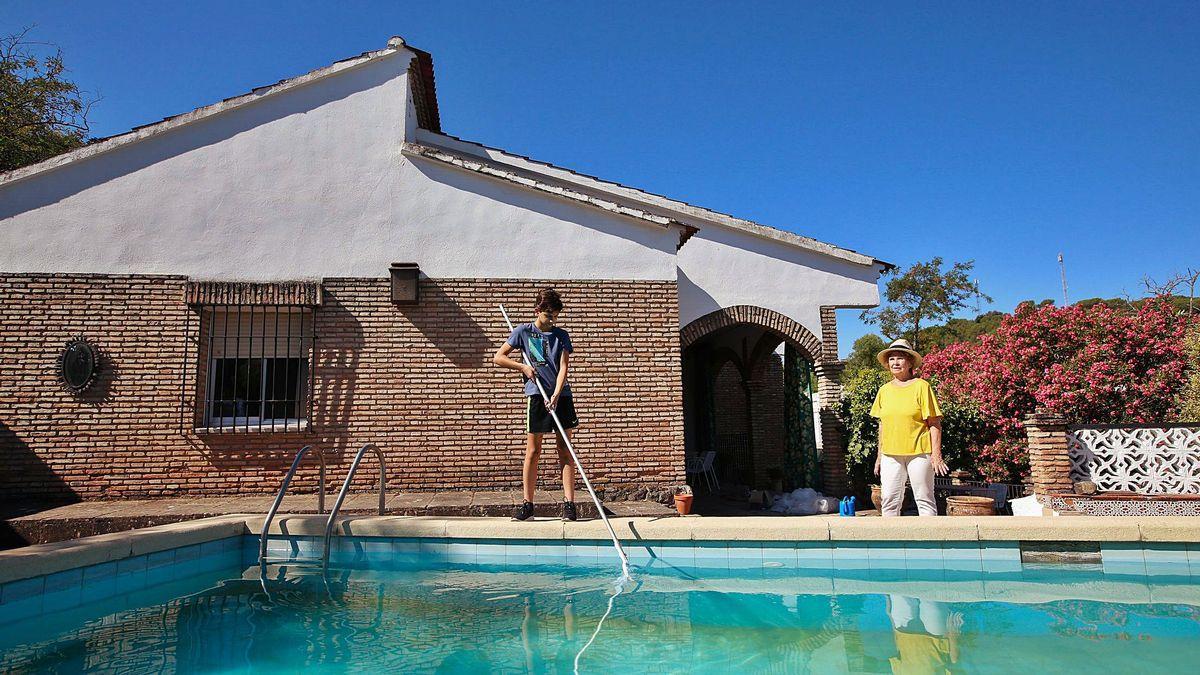 La mayoría de las casas de las urbanizaciones de la sierra tienen piscina.