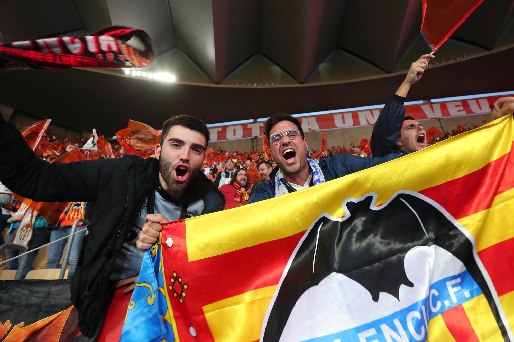 La afición valencianista llena de color el estadio de La cartuja