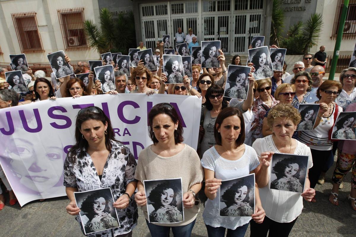 Las hermanas y la madre de Soledad Donoso, en una concentración ante la Audiencia provincial de Córdoba.