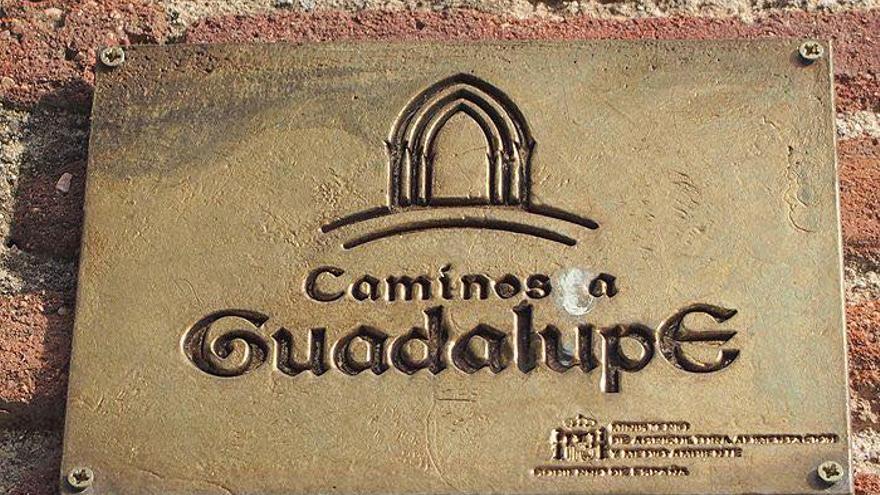 Cartel señalizador de Caminos de Guadalupe.
