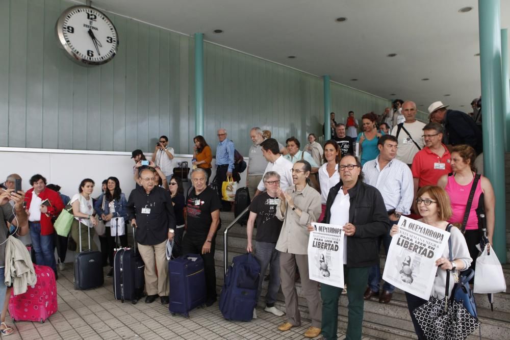 Llegada del "tren negro" a la estación de Gijón.