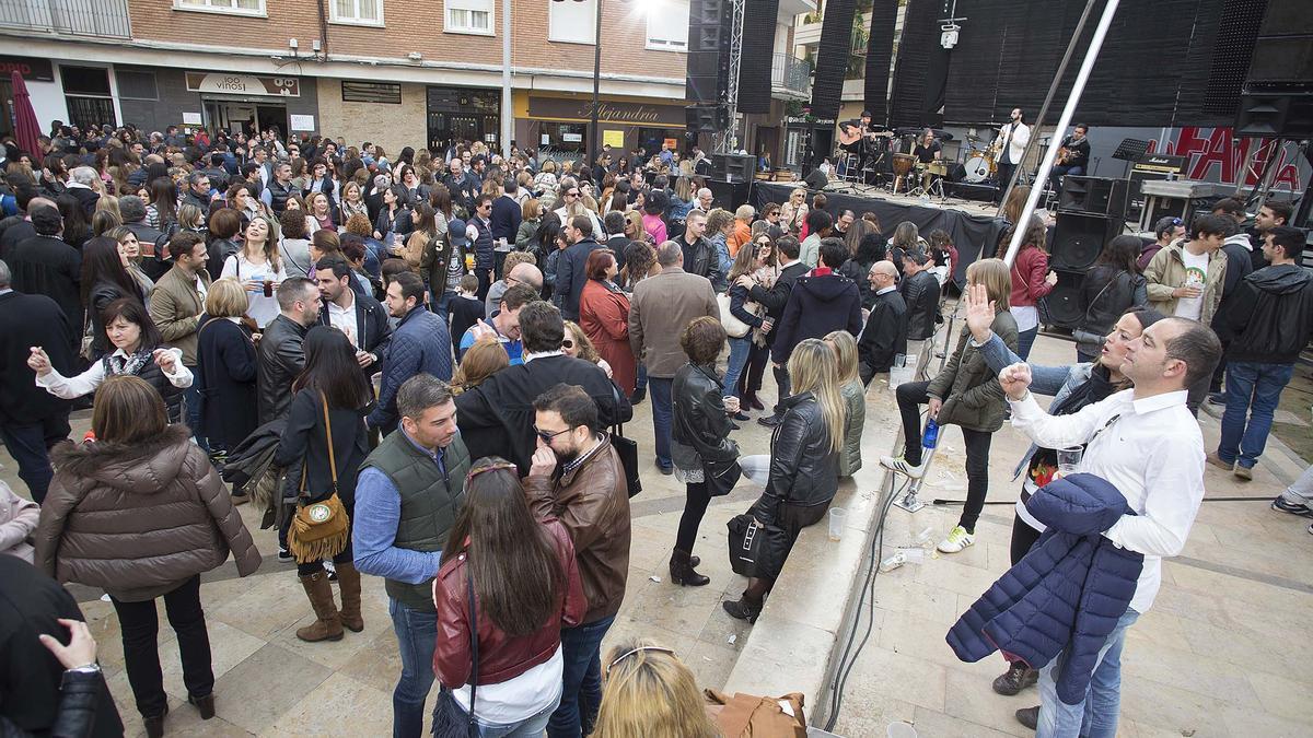 Tardeo en la plaza de las Aulas organizado por la Colla del Rei Barbut.