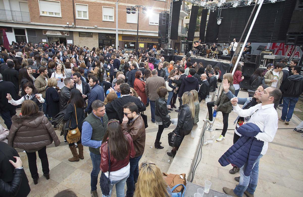 Tardeo en la plaza de las Aulas organizado por la Colla del Rei Barbut.