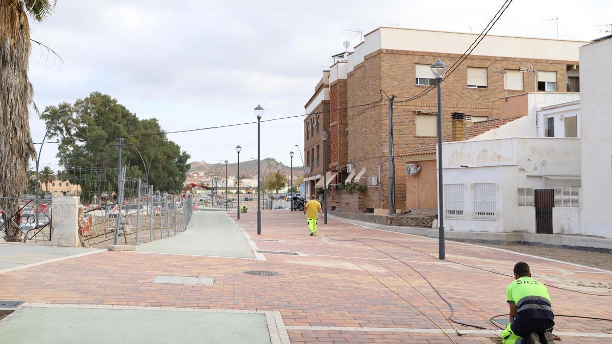 Los operarios trabajan a contrarreloj para adecuar el paso desde el Puente de la Torta hacia el recinto ferial.