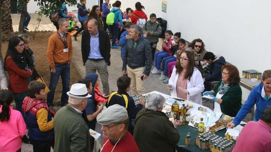 Escolares y mayores participan en una actividad del Centro de Formación Rural