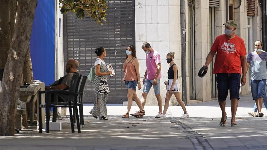 Turistes passegen pel centre de Figueres, ahir