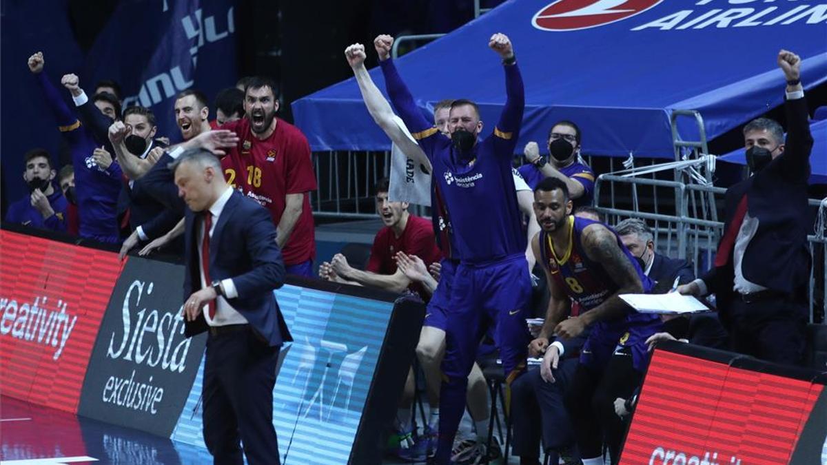 El banquillo del Barça celebra una acción del equipo en Estambul