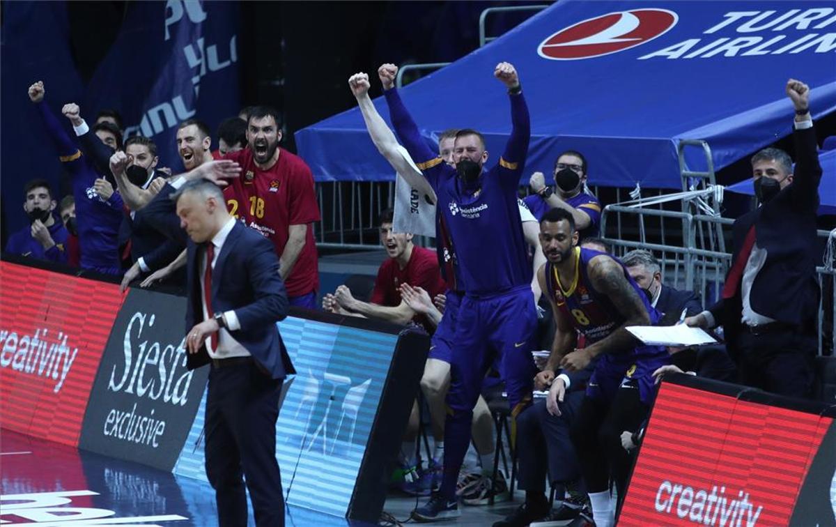 El banquillo del Barça celebra una acción del equipo en Estambul