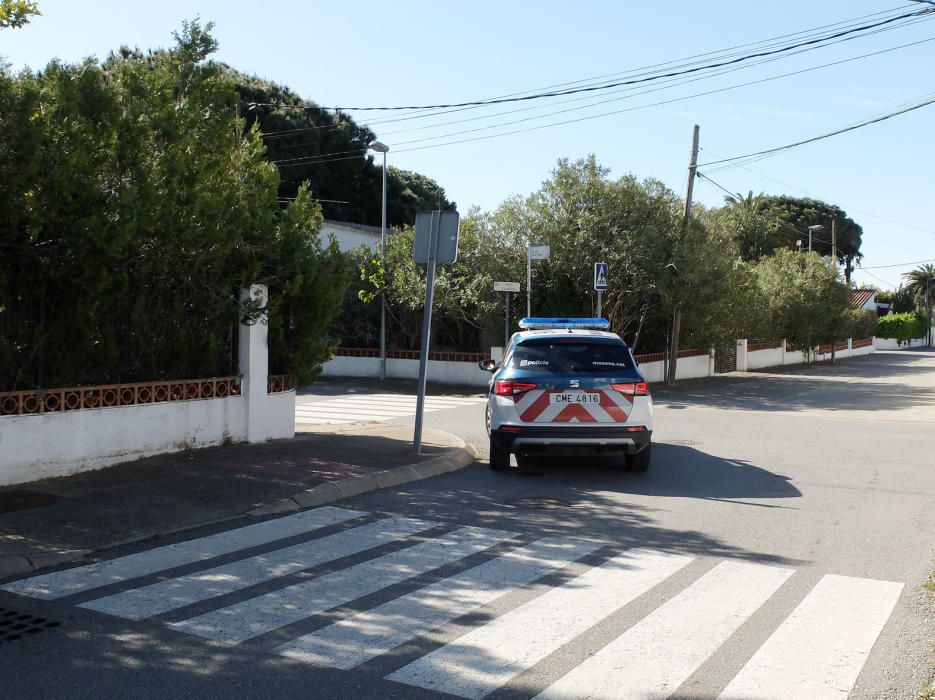 La casa de Mas Buscà de Roses on vivia el mort ha quedat precintada