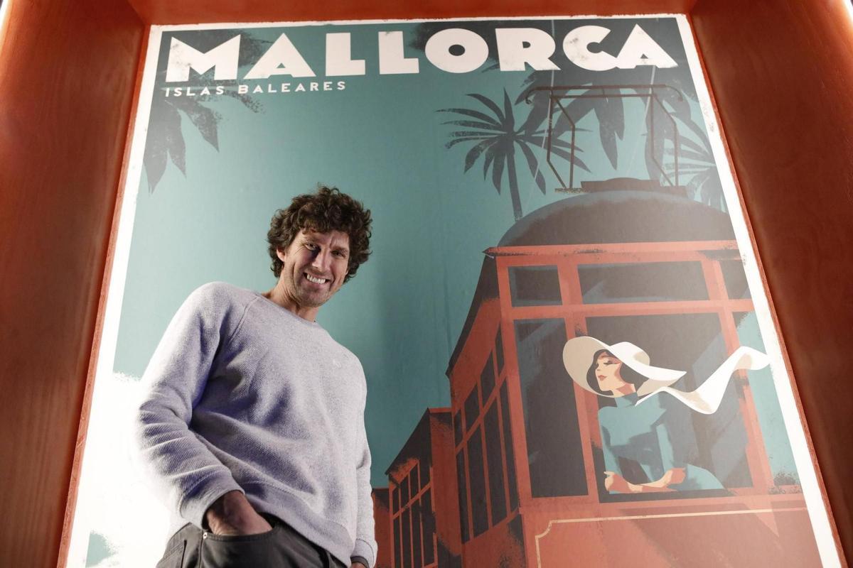 El responsable, Linards Liberts, frente a un póster gigante